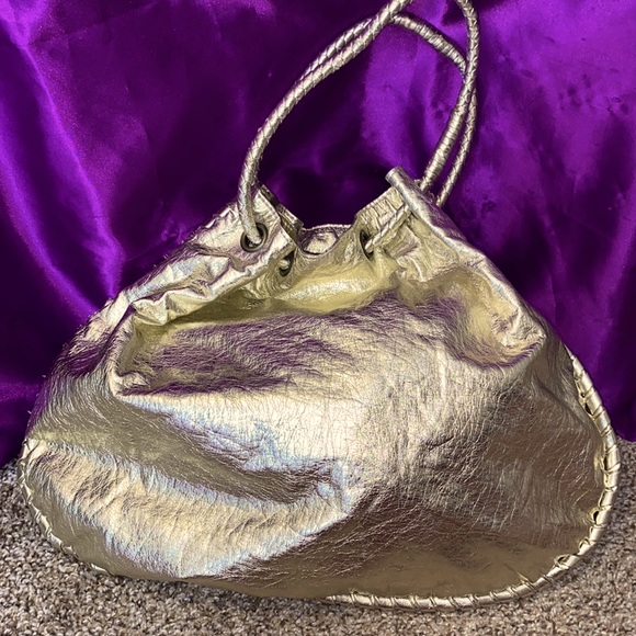 Fionucci bag shell :100% polyurethane lining:100% polyester.Button to close. - Picture 3 of 5